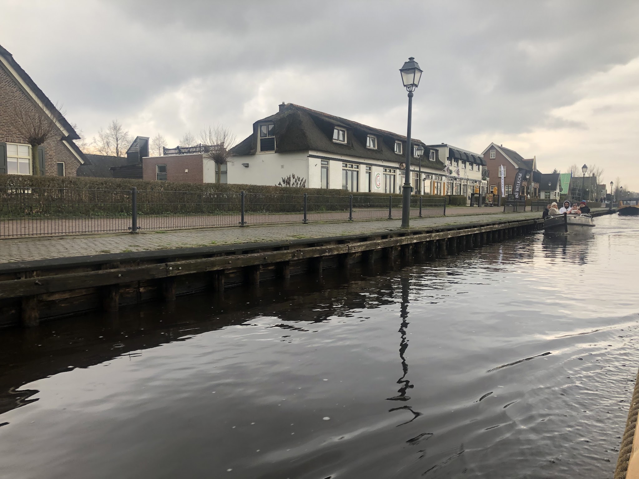 Canal Grande gezien vanaf een rondvaartboot op de gracht in Giethoorn